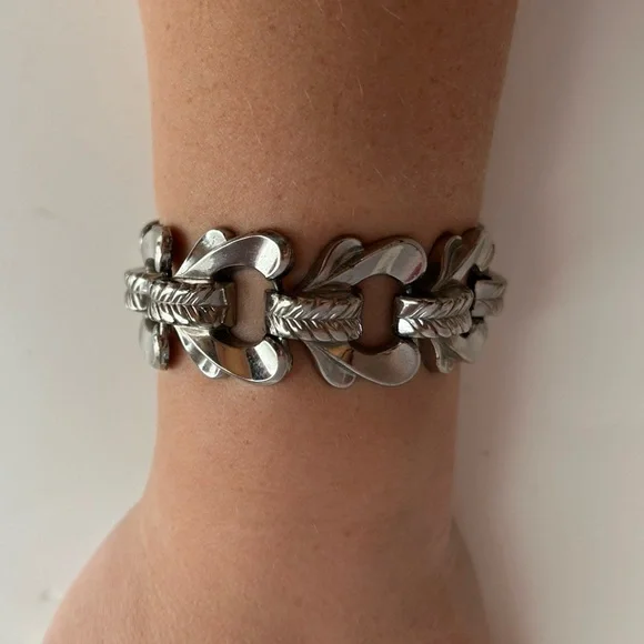 Vintage Silver tone Chain Link Bracelet - Picture 2 of 10